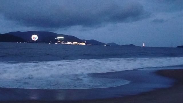 Вечером на пляже Нячанга!