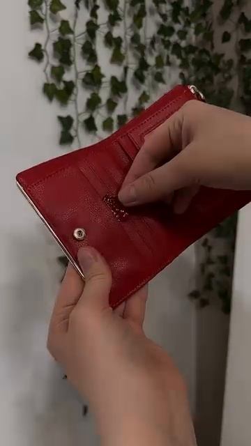 Цвет терпкого вина и глянцевый финиш. 🍇