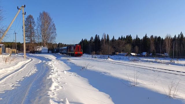 Пригородный поезд Яр - Светлополянск под ЧМЭЗ-4009 прибывает на станцию Котчиха, апрель 2026 год