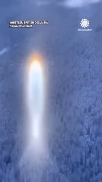 Потрясающая -солнечная свеча- осветила небо в Британской Колумбии.