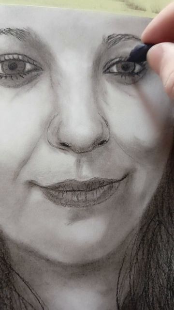 Как нарисовать портрет девушки угольным карандашом
