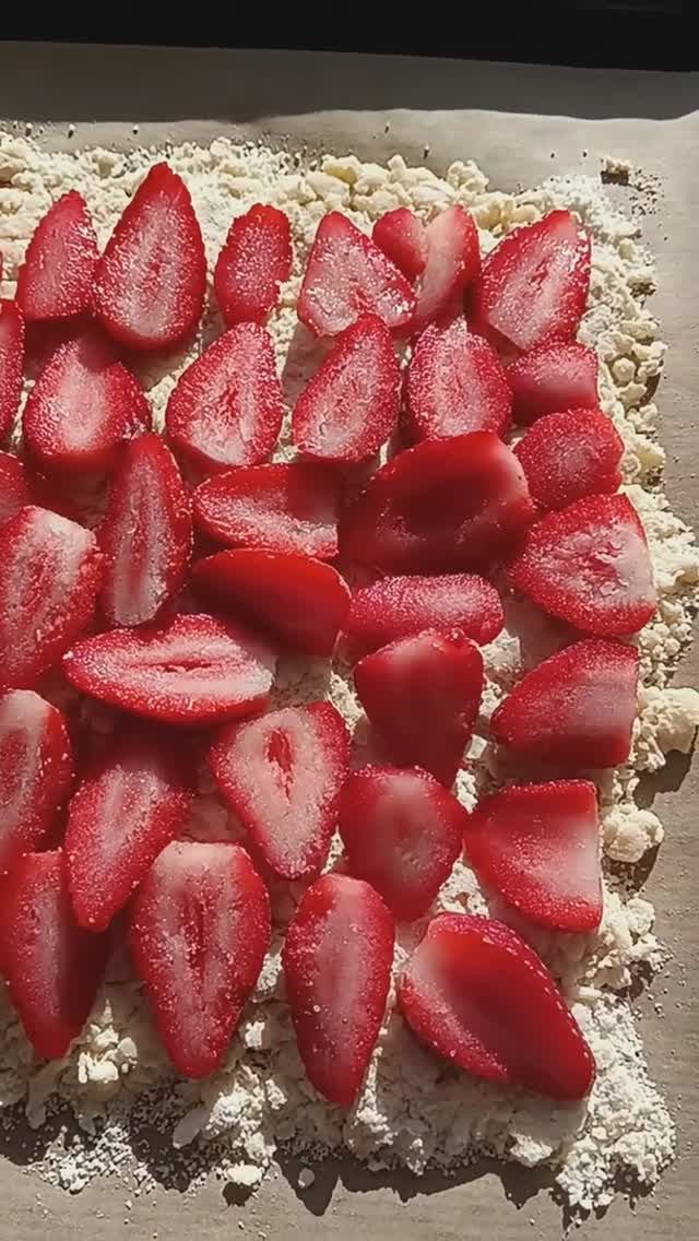 Насыпной пирог с клубникой)