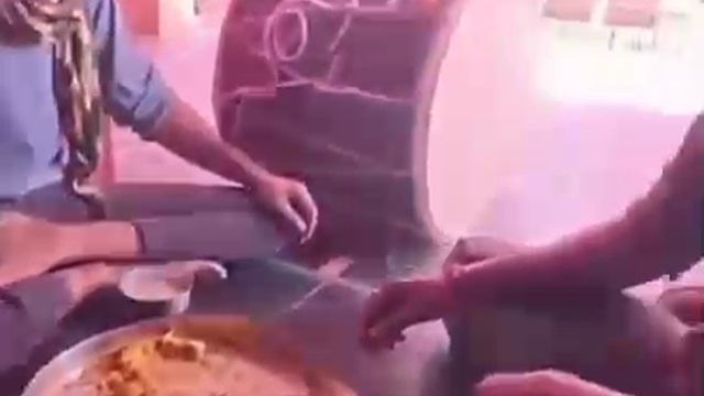 В Индии сняли, как крыса поела местную стряпню, а затем...умерла.