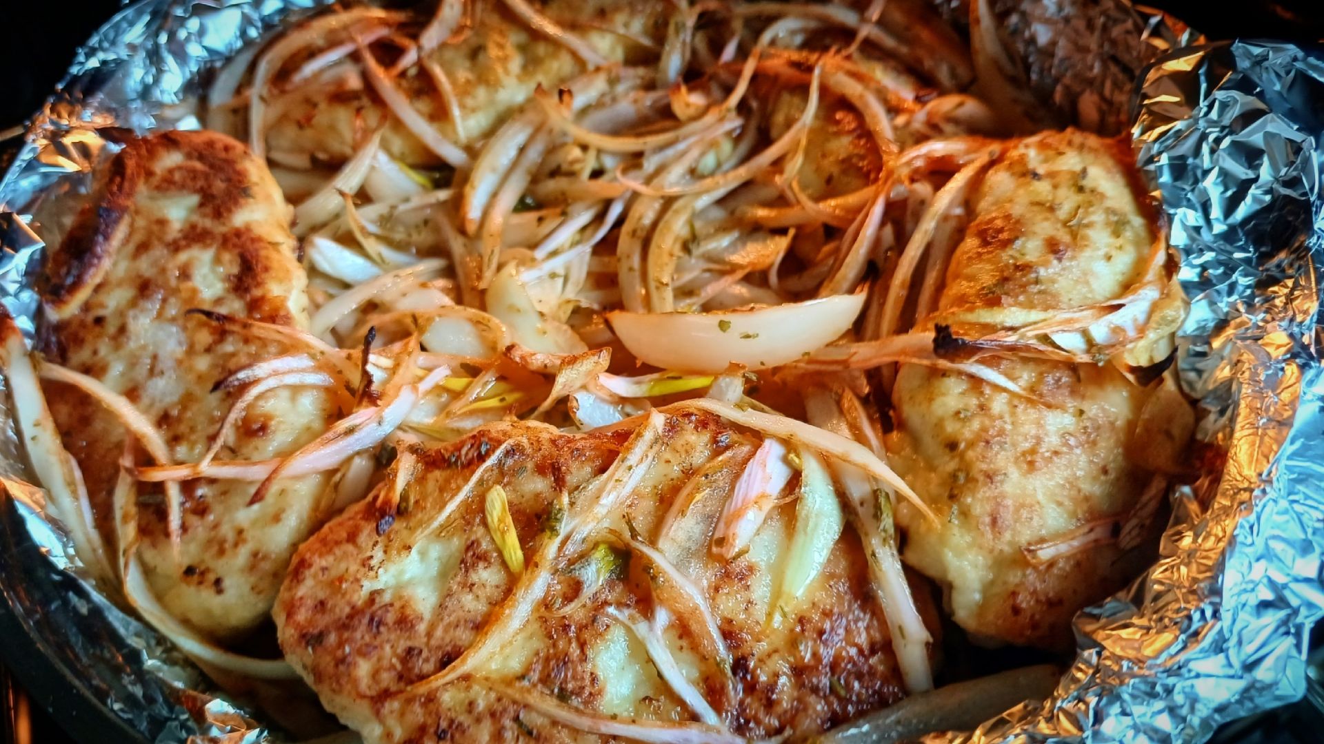 Лёгкость приготовления, богатство вкуса: маринованные котлеты из курицы.