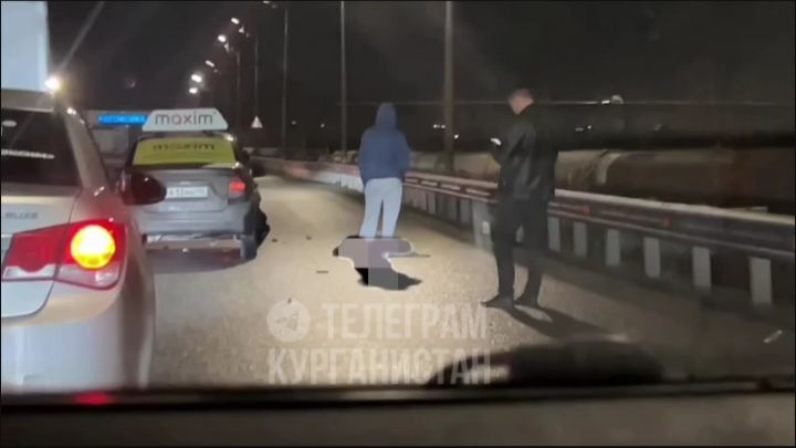 Водитель такси насмерть сбил 36-летнего мужчину в Кургане.21.04.2026