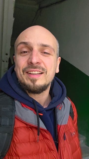 Решил тут спеть в подъезде.🤣 
Народный контент подъехал.🤘