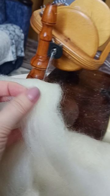 В продаже имеется белый козий пух для прядения. 

Постиран и прочесан три раза в аккуратную ленточку