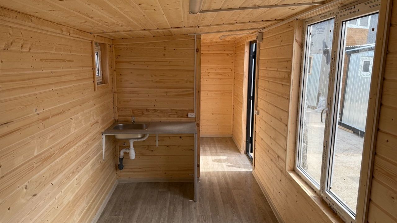 Бытовка жилая с санузлом слоновая кость 7х2.4