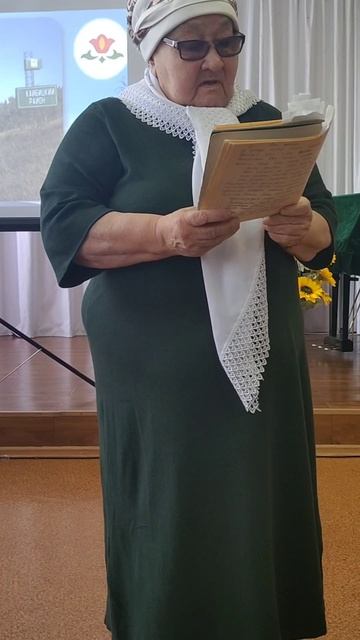 Кошманнан Зөһрә Фәизова Габдулла Тукайга багышлап иҗат иткән шигырен сөйли