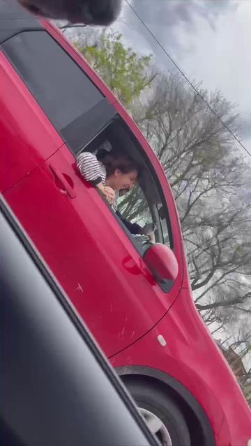 Снимала дорогу, и вдруг встретили своих подписчиков😁
Безумно приятно, любим вас 🥰