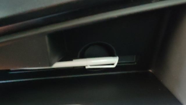 Лада Гранта FL для чего выштамповки в перчаточном ящике... ?!