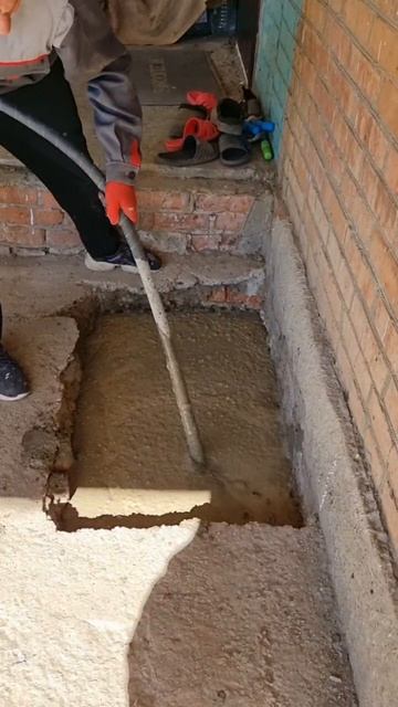 Укладка и вибрация бетона в ЖБ опору. Укрепление ленточного фундамента