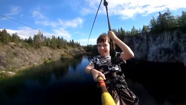 мальчик катается на тарзанке с камерой