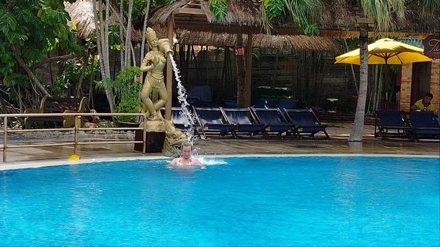 Самый большой бассейн в Тхап Ба!