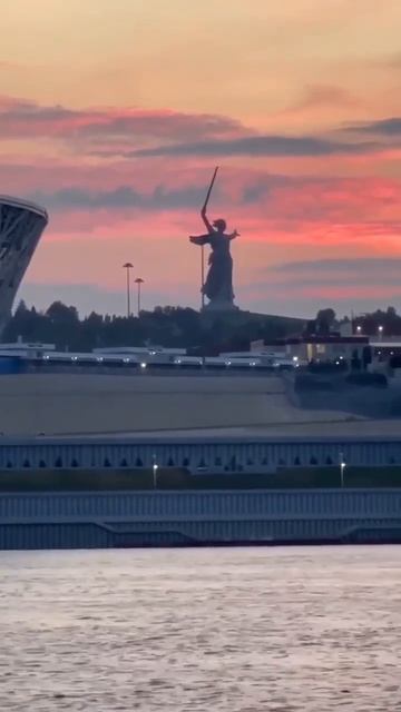 Вечерний вид на Мамаев Курган, Волгоград✨