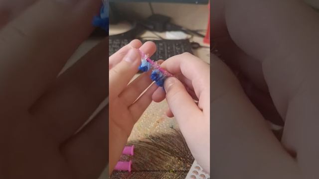 Цветок из резинок на крючке