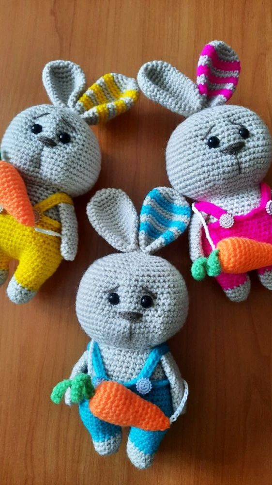 Вязаные зайчата крючком.