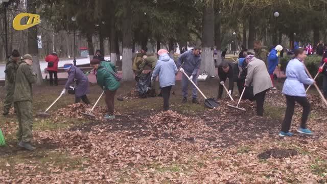 НЕРАВНОДУШНЫЕ ГОРОЖАНЕ ПРИНЯЛИ УЧАСТИЕ В СУББОТНИКЕ НА МЕМОРИАЛЕ 