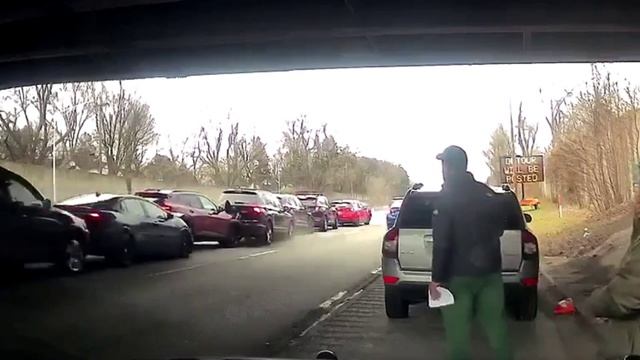 Авто собираются в ряд под мостом