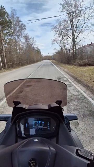 Ловим тёплые деньки и катаемся на скутере.