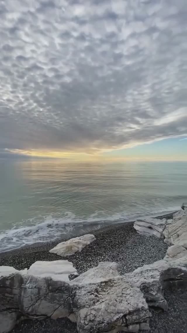 Абхазия, атмосфера сегодня вечером на пляже Белые Скалы в Цандрыпше (22 апреля, ВЕСНА-2026)