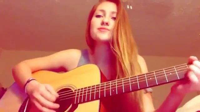 Девушка красиво поет и играет на гитаре