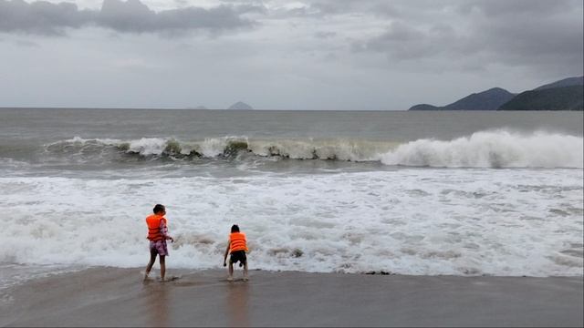 Мы любим такие волны!Дети похоже тоже!