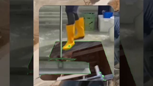 1000056807.mp4 (Собака наблюдает за устройством лестницы на 2-ой этаж в доме А-фрейм)