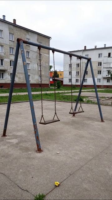 Пустота детской площадки: Затишье и одиночество #грусть #остановка #память