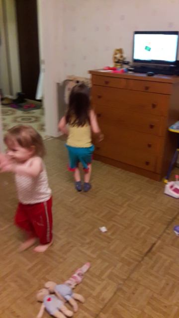 Ранелия и Раяна танцуют.mp4