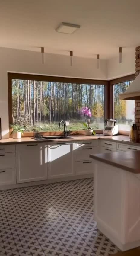 Кухня с окном — это не всегда подарок судьбы. Чаще это головная боль: батарея мешает, подоконник ...