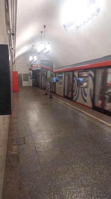 Станция метро Курская (радиальная) Москва пассажиры поезда интерьер 4