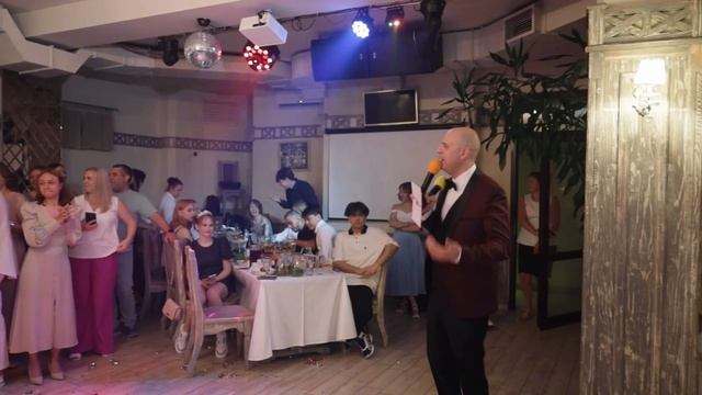 Ведущий на Выпускной.mp4