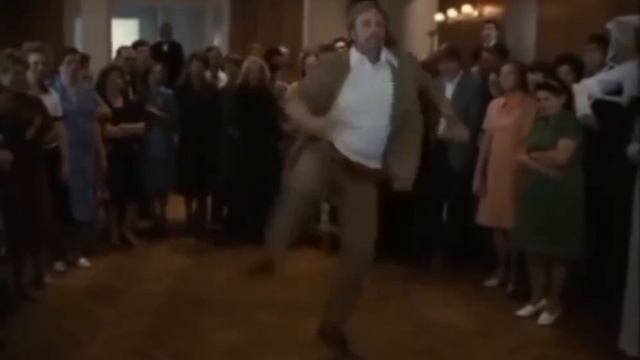 Вышел на ДИСКАЧЬ ПАРЕНЬ ТАНЦЕВАТЬ!