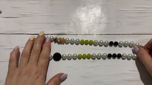 Колье и браслеты.