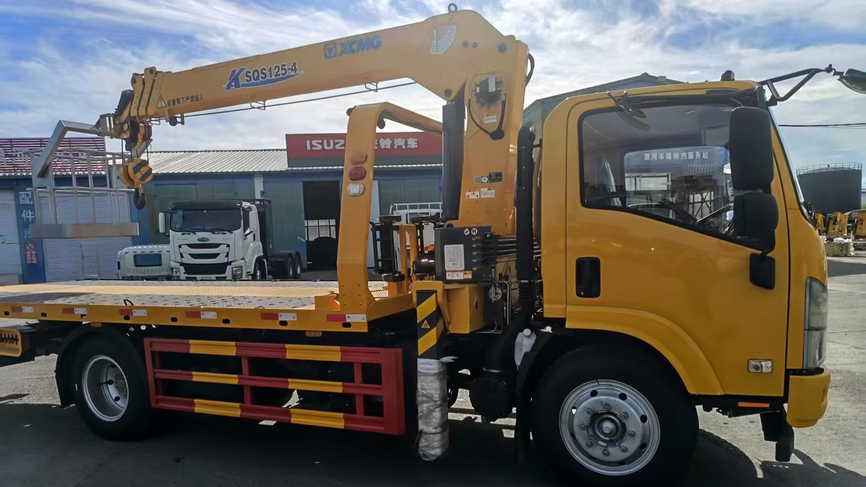 Эвакуатор Isuzu ELF с КМУ XCMG 5 т.