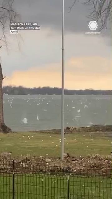 Огромный град обрушился на озеро в Миннесоте