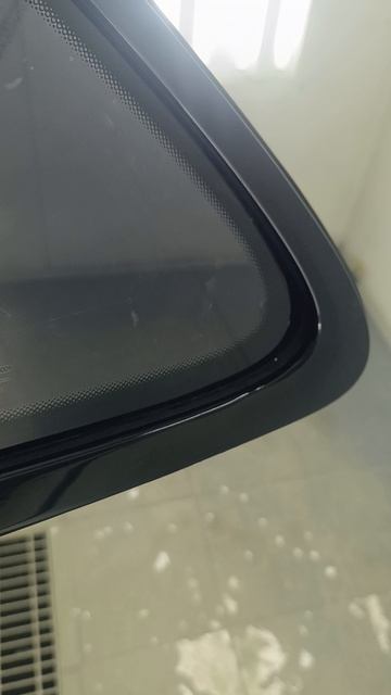 Как снять молдинг задней форточки на Porsche Makan