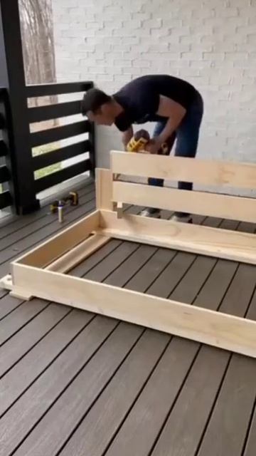 Подвесные качели 😉

Если вы давно думали над тем, как сделать подвесные качели на даче