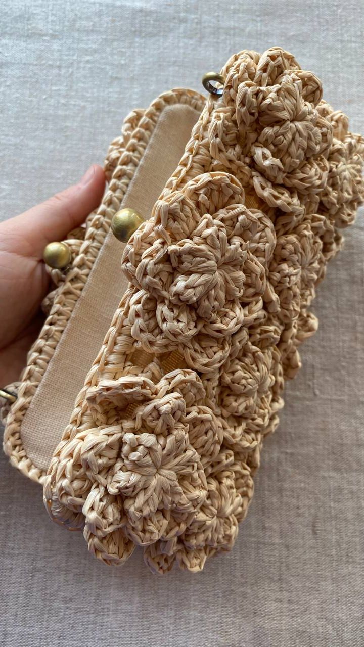 Сумочка с цветочными мотивами