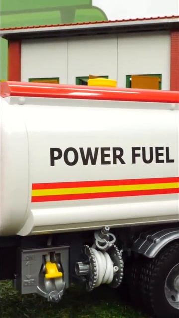 Заправляем машинку и едем на соревнования! #игрушки #героивмасках #длядетей