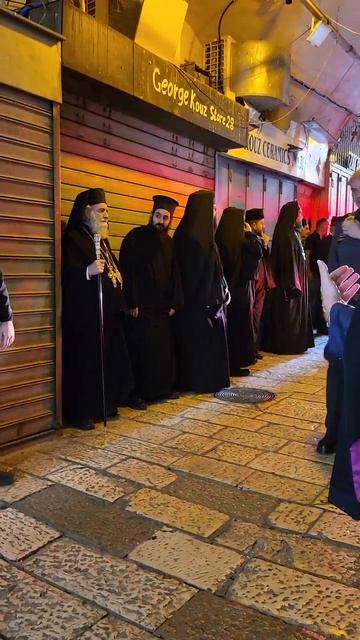 Крестный ход в Патриархию пропускает пожарные машины на узкой улочке Христианского квартала