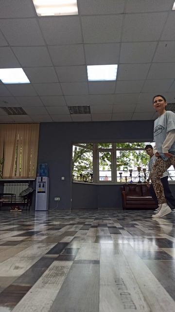 Лунная походка 🌜🚶 тутор 🫶 как сделать лунную походку🐝 танцы 💃 уроки