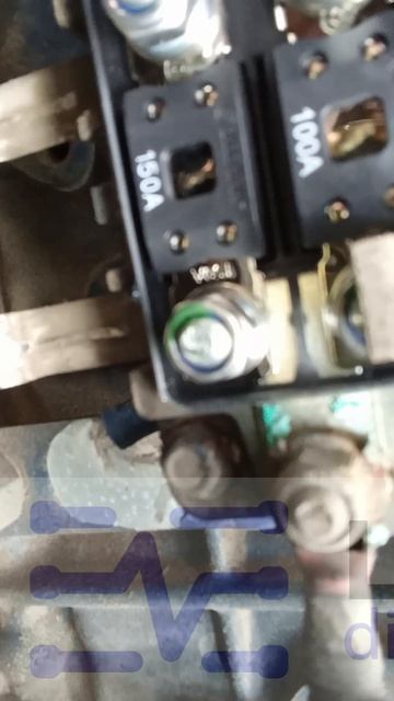 SHACMAN X6000. Мощные предохранители 100А и 150А в районе генератора.