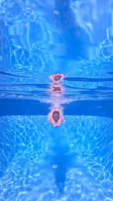 Нырнувшая в бассейн