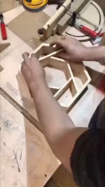 Который понравится вам

Руки Плотника