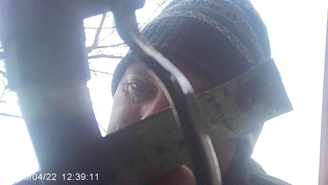 Поливная система: срезаю с подающего патрубка кусочек старого шланга