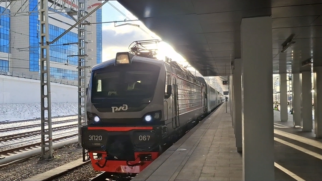 ЭП20-067 на восточном вокзале