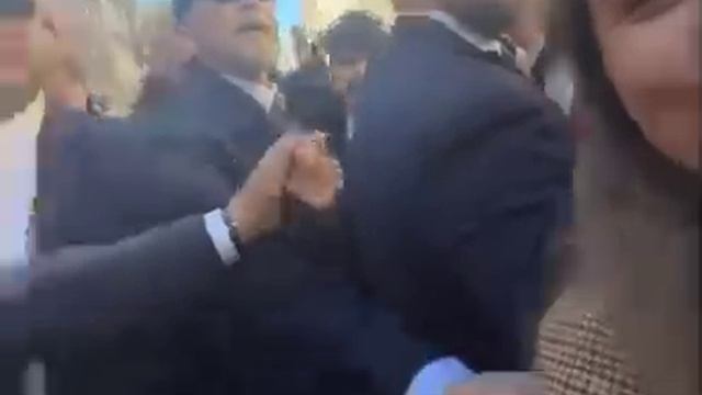 Россиянка встретила Макрона в Гданьске и поприветствовала его фразой «Бонжур, епта!»