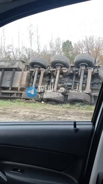 Фура перевернулась перед Скугареевкой в сторону Сызрани.